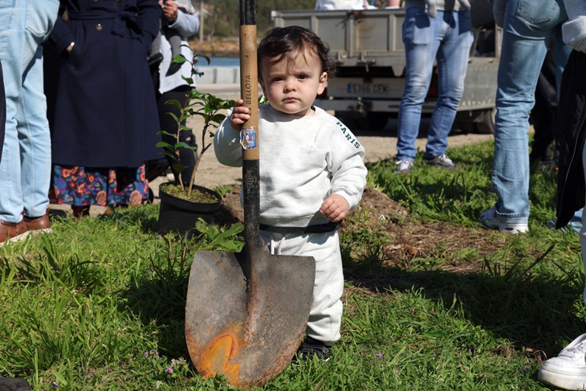 O pequeno Fernando agarda o seu turno na plantaci�n de �rbores en Cambados. 25/03/2025
