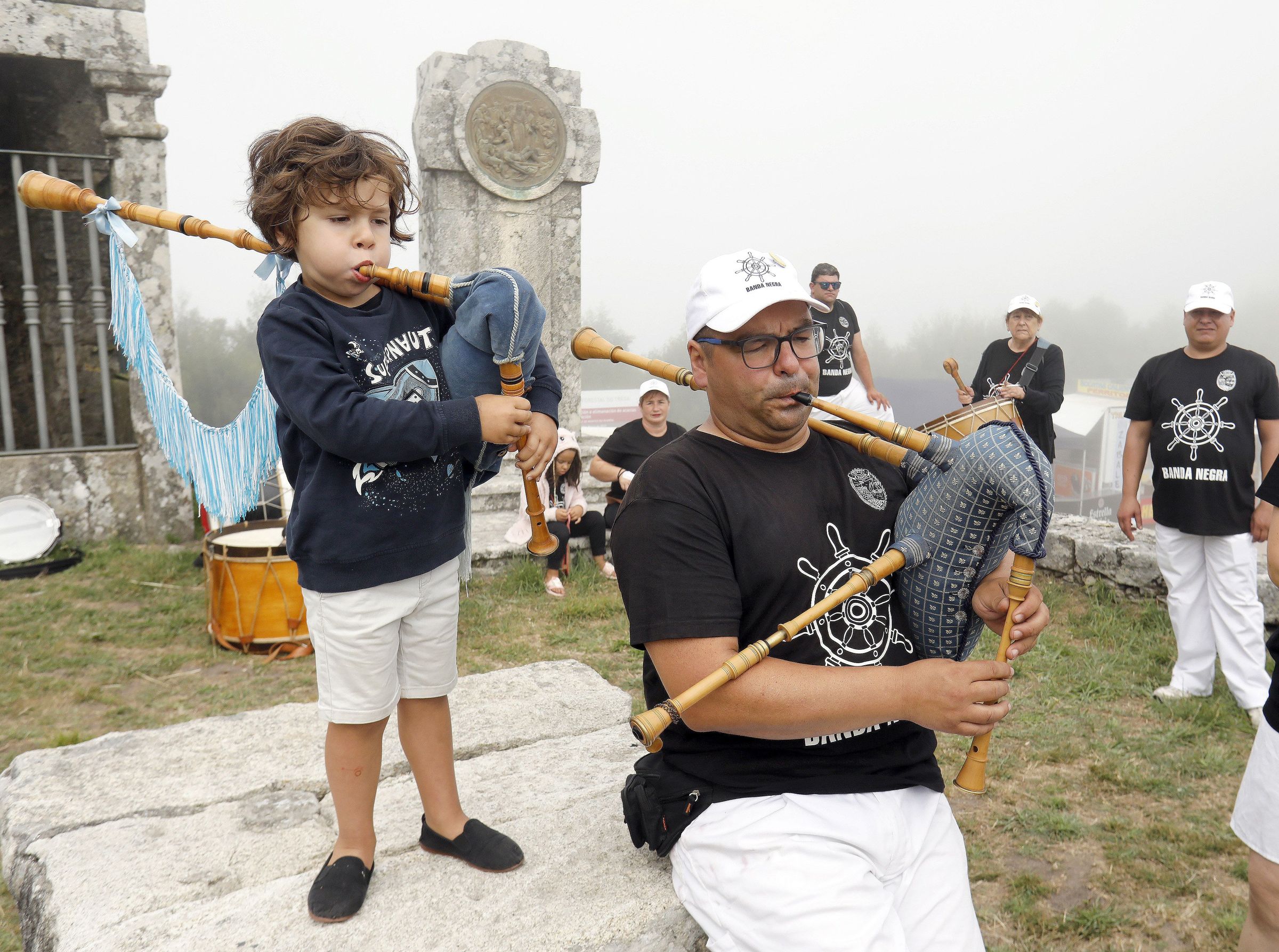 Xoven aprendiz de gaiteiro da Banda Negra durante a Festa do Monte. 11/08/2024