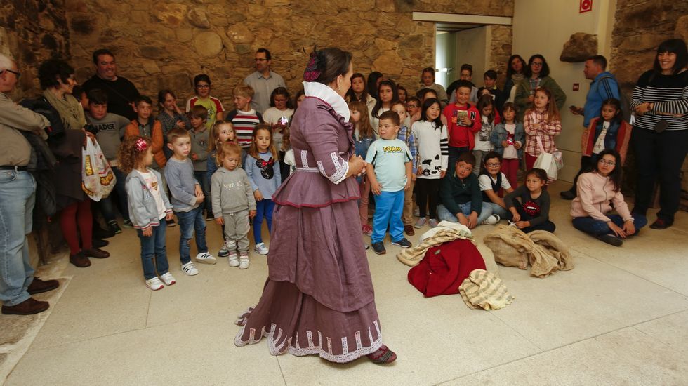 Alumnos de Mazaricos participan nunha visita teatralizada ás Torres do Allo cos Quinquilláns