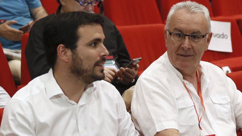 Concentraci�n en Riosa para condenar las amenazas a los concejales de IU.Alberto Garz�n junto a Cayo Lara