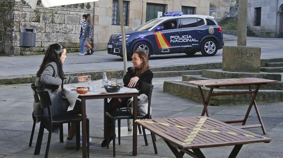 La policía vigila que se cumplan las normas Covid en las terrazas