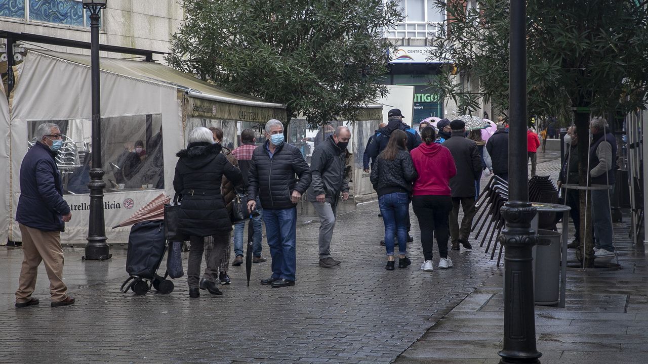 Primer día de cierre perimetral en Boiro, ambiente en la calle peatonal