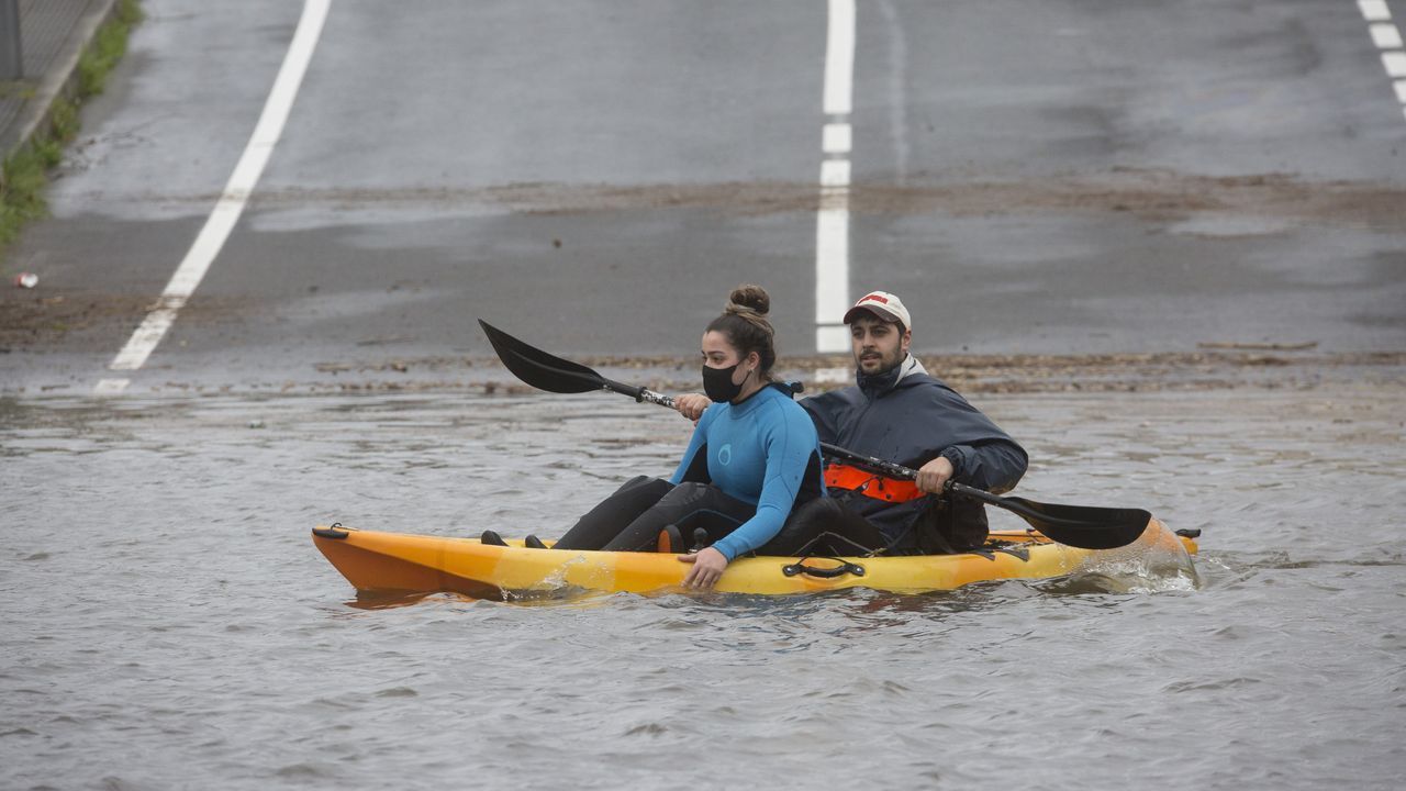 Dos vecinos de Vimianzo se echaron a la carretera en canoa