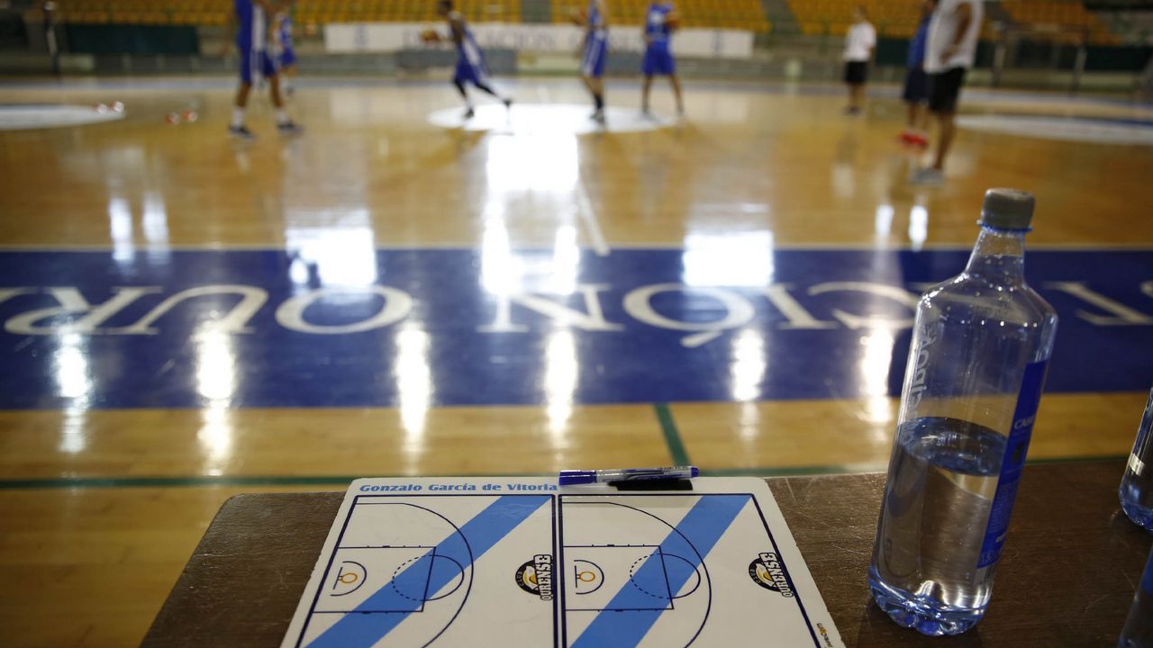 EL NUEVO COB EMPIEZA SU PRETEMPORADA.En el Pazo ya suenan los botes de baloncesto