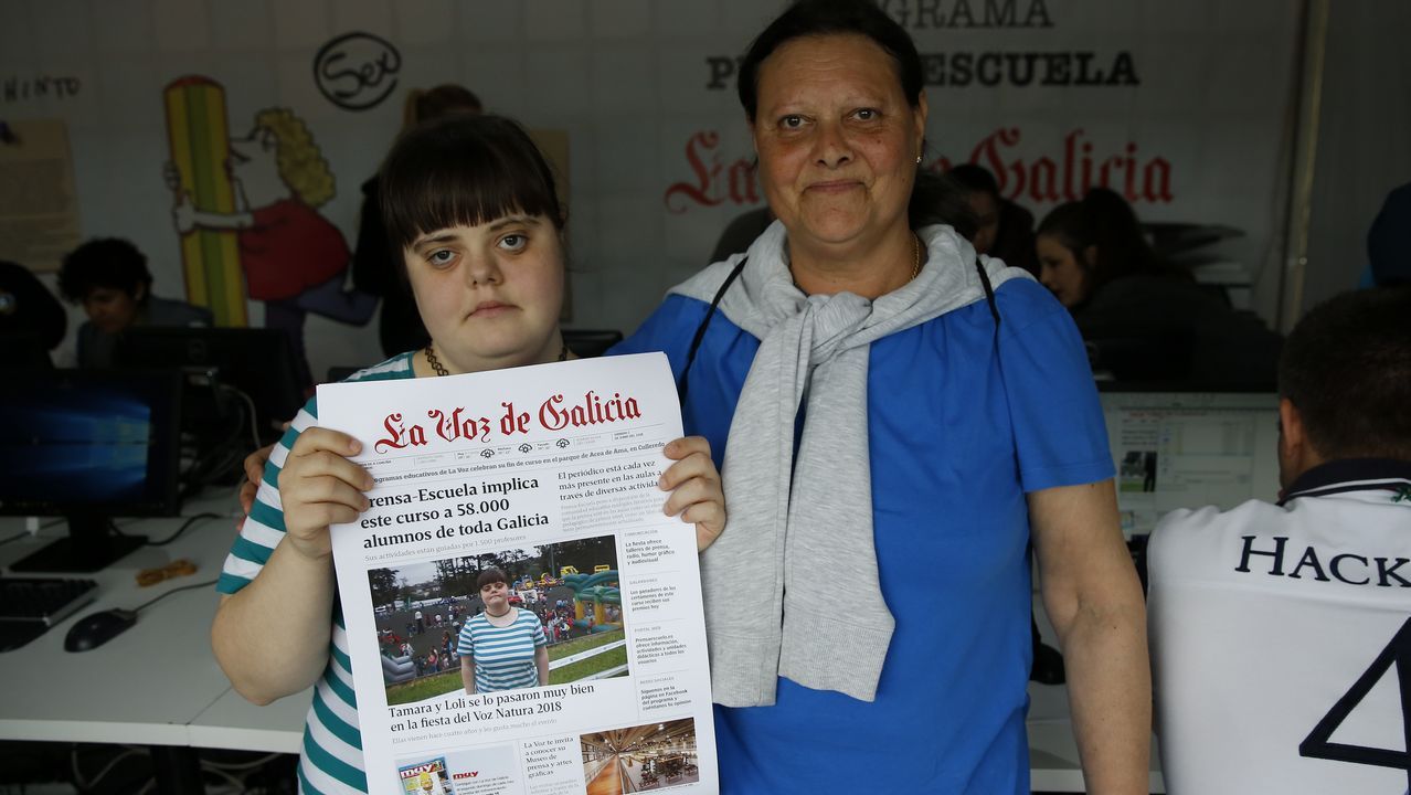 Xosé Luís Vilela Conde, director de La Voz de Galicia, entrega el Premio del concurso vídeos Na beira do río Sor al CEIP Francisco López Estrada (Mogor-Mañón. A Coruña). Recogen Pablo Sánchez González (coordinador y autor del vídeo), Alba Lage González y Sara Martínez Murias (alumnas)