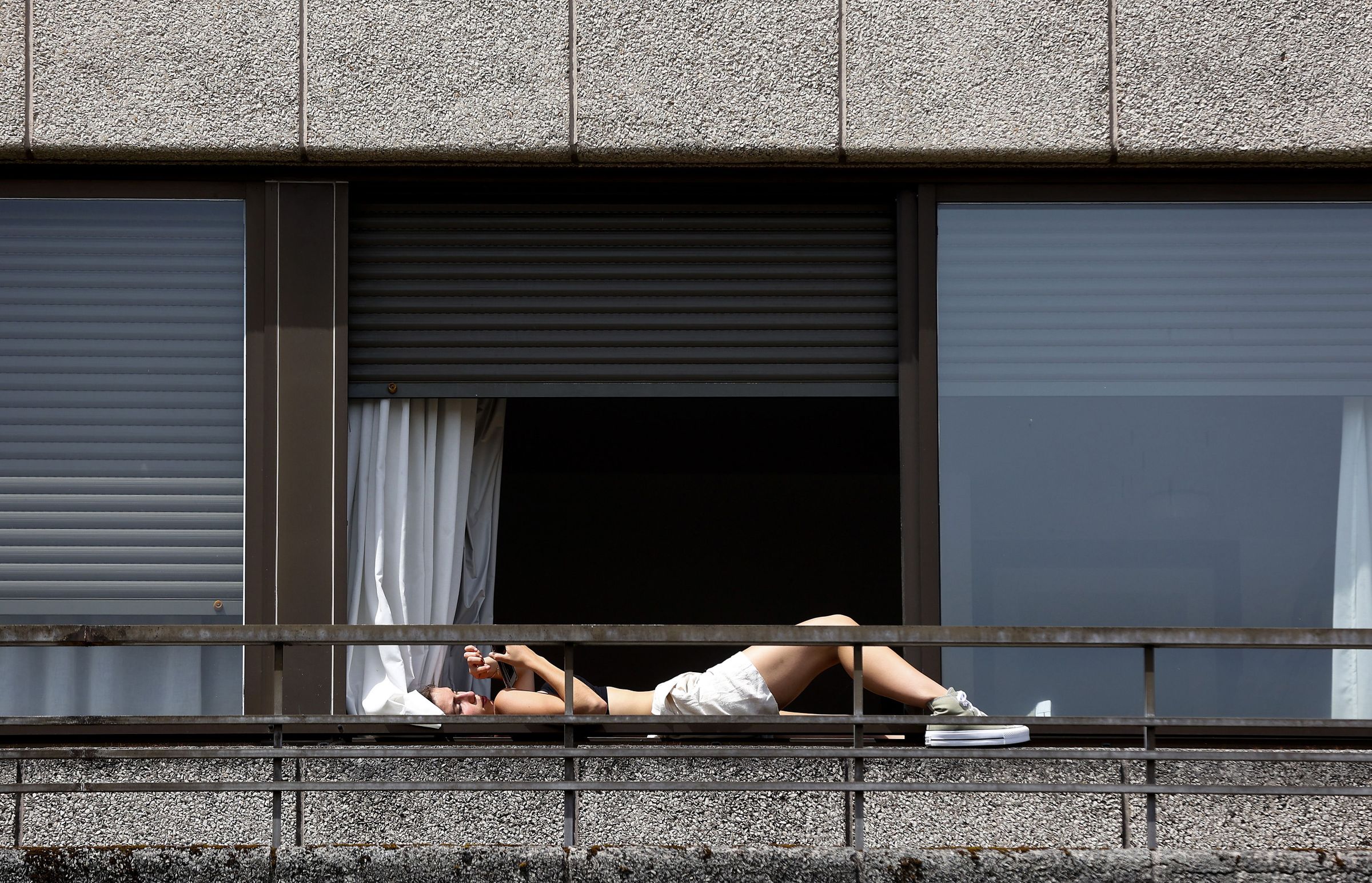 Unha estudante toma o sol nunha das fiestras da residencia universitaria Monte da Condesa. 06/06/2024