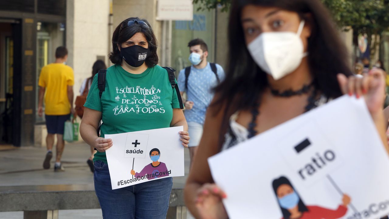 Pancarta de protesta contra la situación organizativa en los colegios en un centro de Arousa
