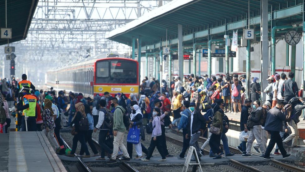 Ciudadanos indonesios en la hora punta de la estación de tren de Jakarta