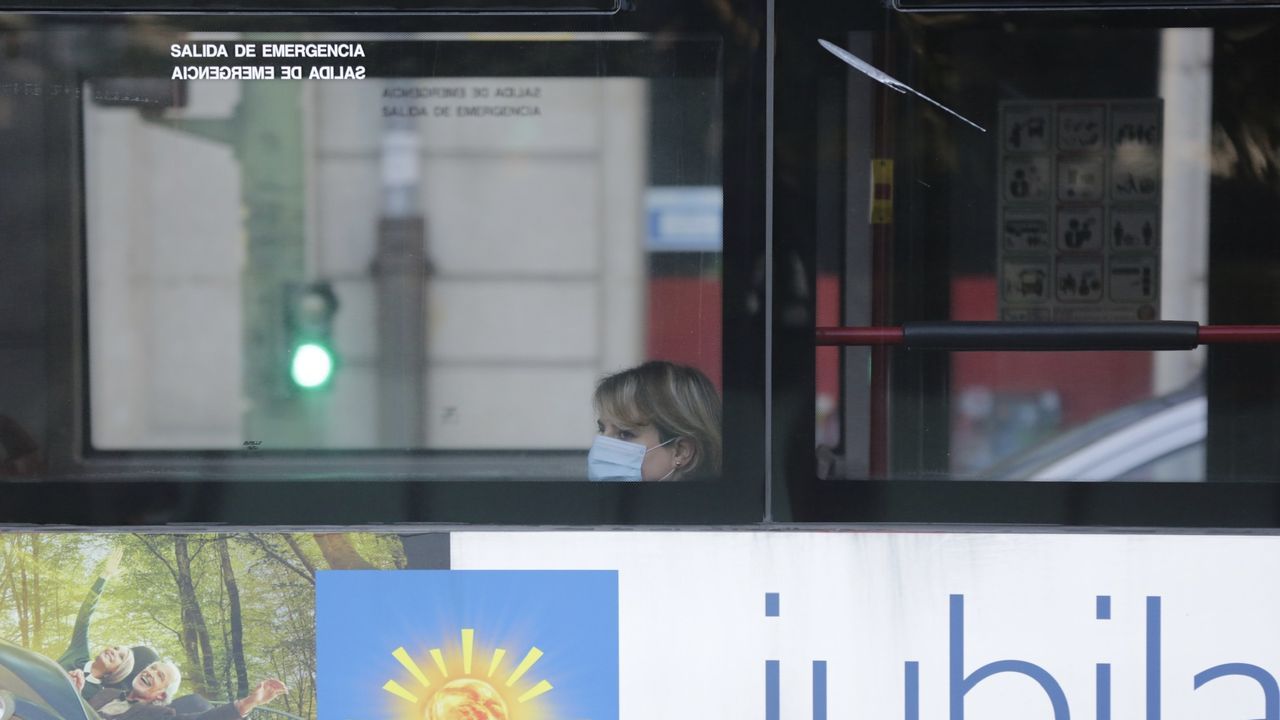 En A Coruña, como en otras ciudades, las Fuerzas y Cuerpos de seguridad estuvieron repartiendo mascarillas en el transporte público