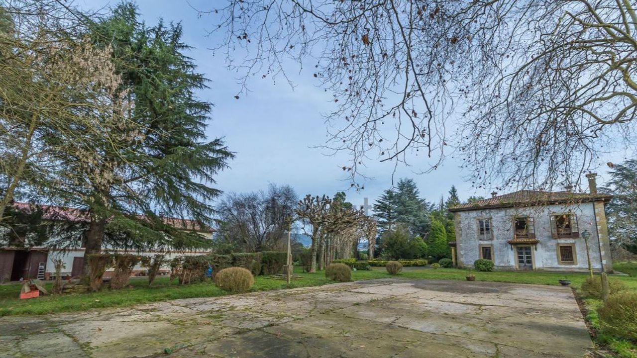 Vista del patio de la casa en San Cucao (Llanera) que vende la familia Franco por cinco millones de euros