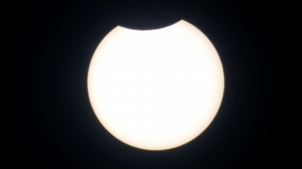 Un niño ve el eclipse desde Yakarta, Indonesia.