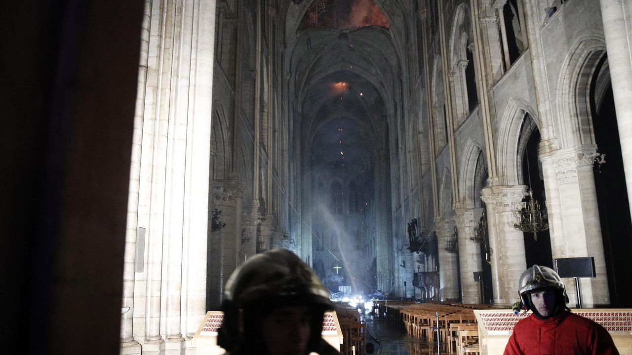 Unos bomberos dentro de la Catedral de Notre Dame