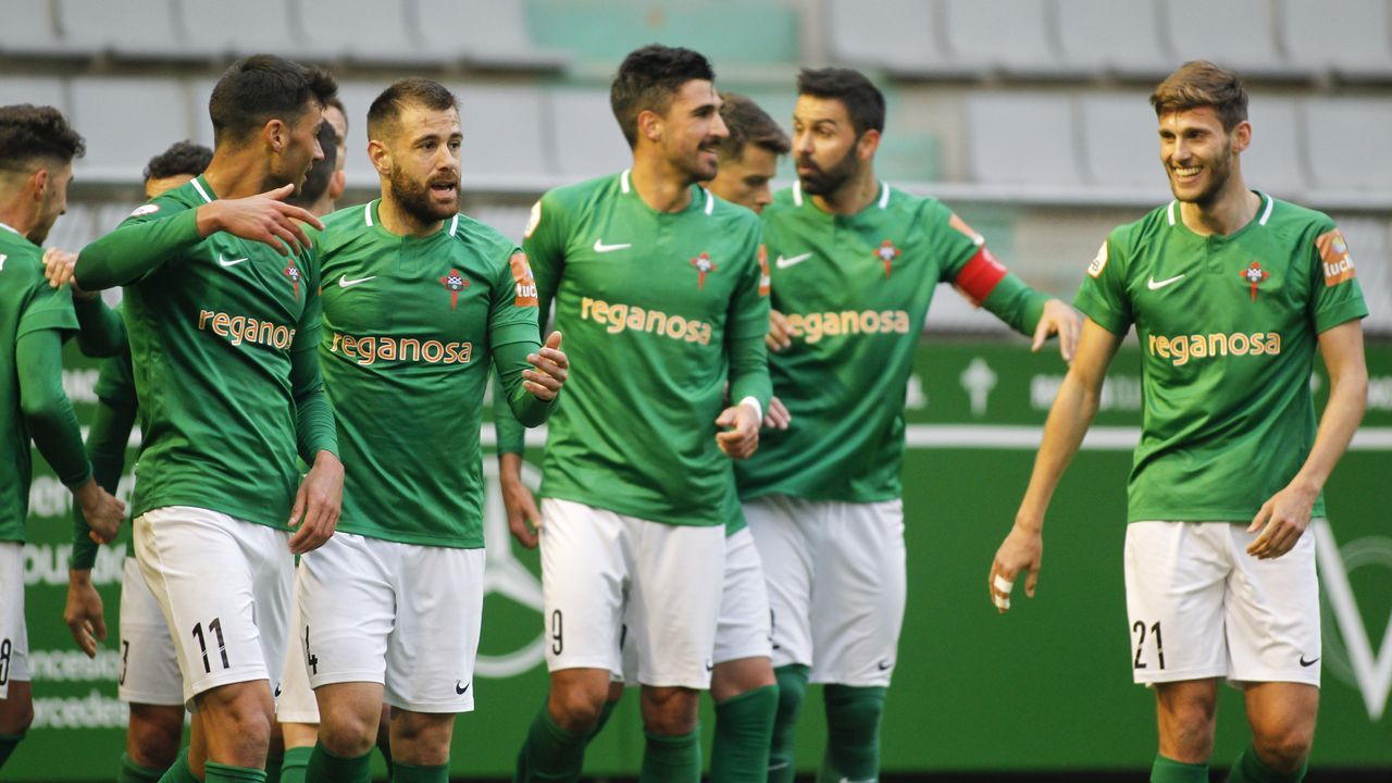 Raúl Prado disputa un balón ante el Racing de Ferrol