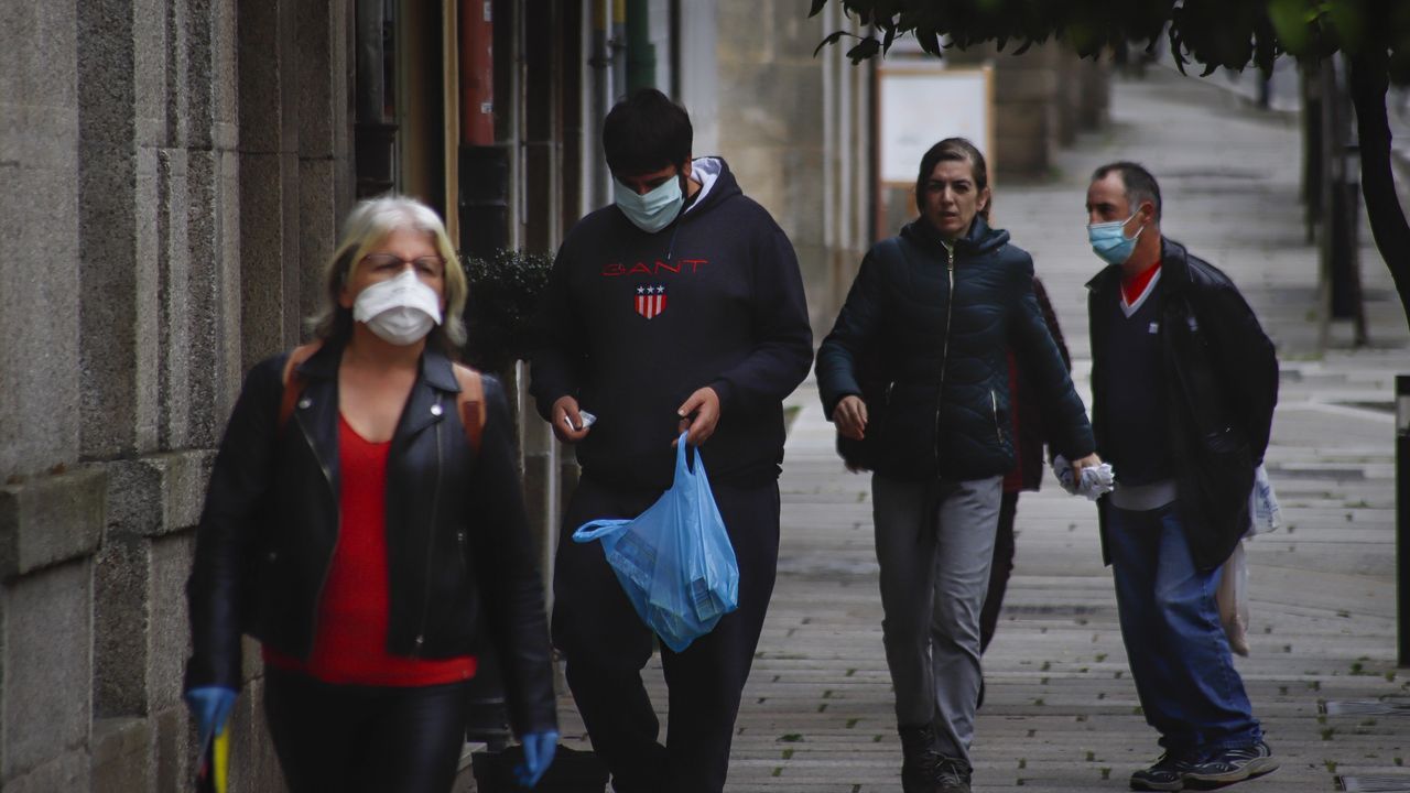 Con mascarillas por las calles de Noia
