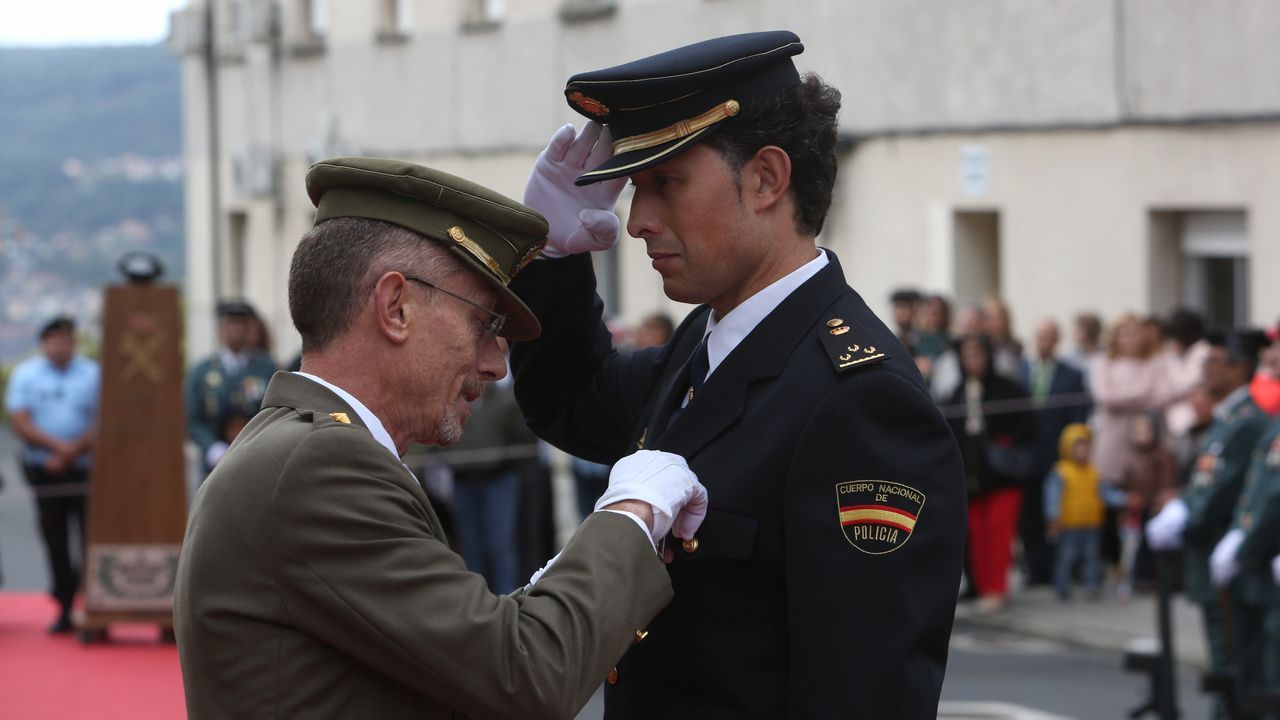 ACTO INSTITUCIONAL CASTRENSE DEL DÍA DEL PILAR.El inspector del Cuerpo Nacional de Policía Pablo José Álvarez Prieto también tuvo la cruz de la Guardia Civil