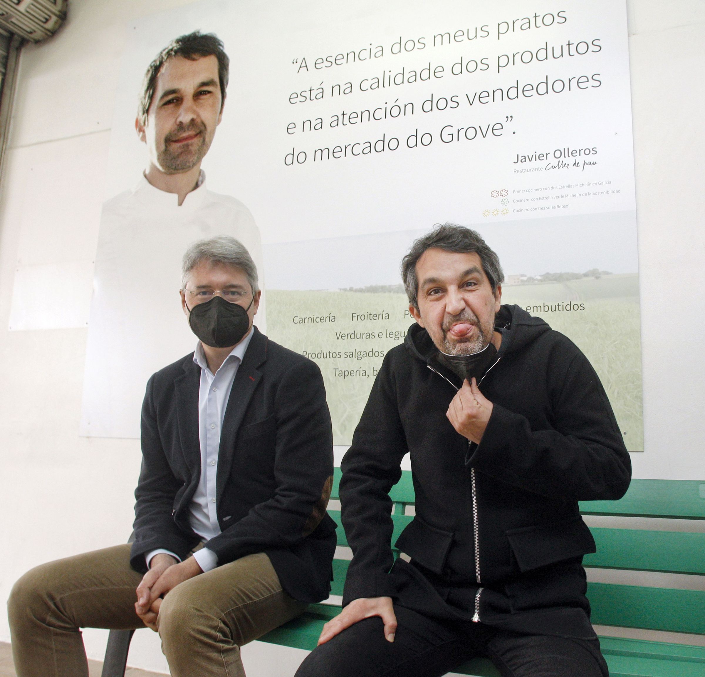 Javier Olleiros sigue siendo un nio, con dos Estrellas Micheln. Tras 11 aos trabajando duro en su restaurante Culler de Pau, es el primer cliente del da en la plaza de abastos de O Grove, donde vendedores y concello han decidido colgar su foto a la entrada del mercado para homenajearlo. En la fotografa con el alcalde Jos Cacabelos. 22/04/2021