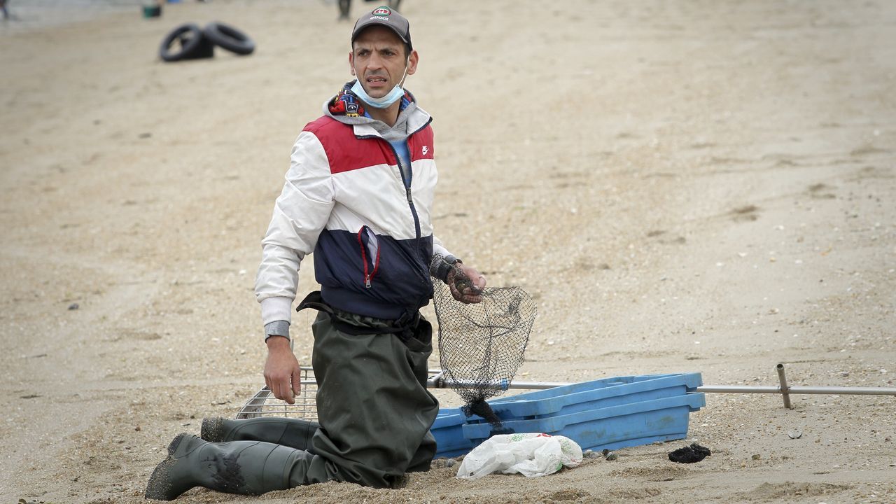 Los mariscadores de Arousa también usan mascarillas