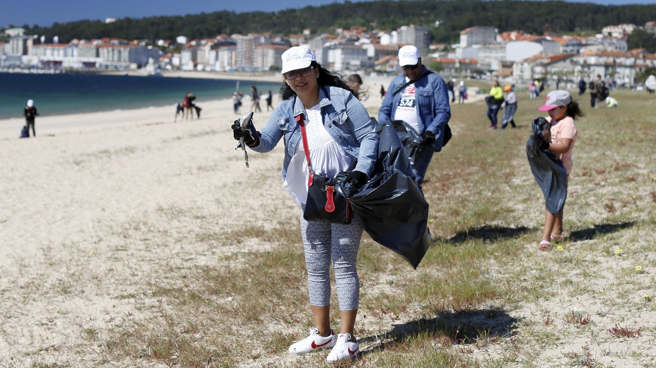 Limpieza multitudinaria de alumnos del Centro Británico que también se realizará en otros cinco arenales del norte de España EN LA PLAYA DE COROSO