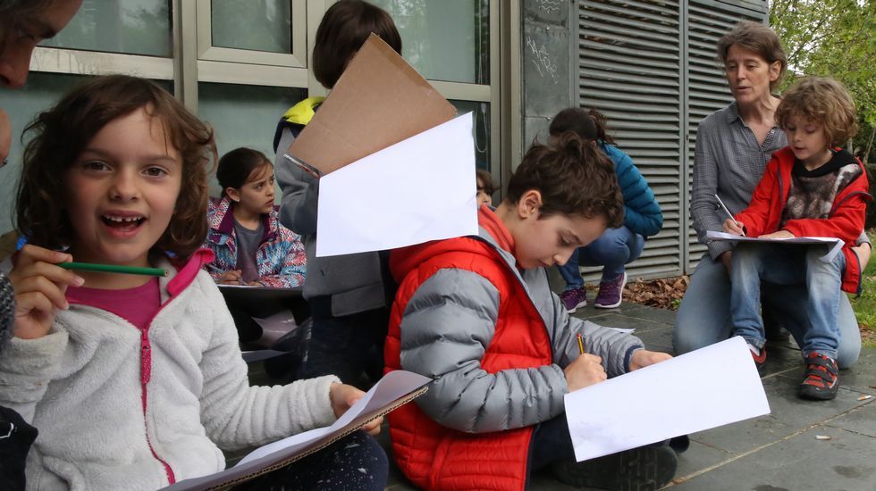 La lluvia no pudo con el puente.El Colegio de Arquitectos organizó un taller para niños en el Campus de Ourense