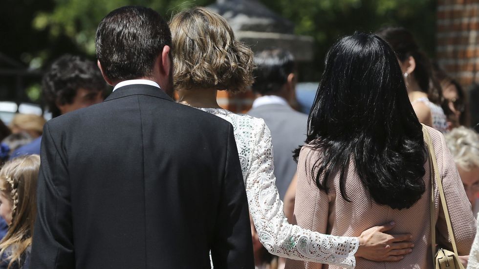 De espaldas, la reina Letizia y su padre y la mujer de éste, Ana Togores.
