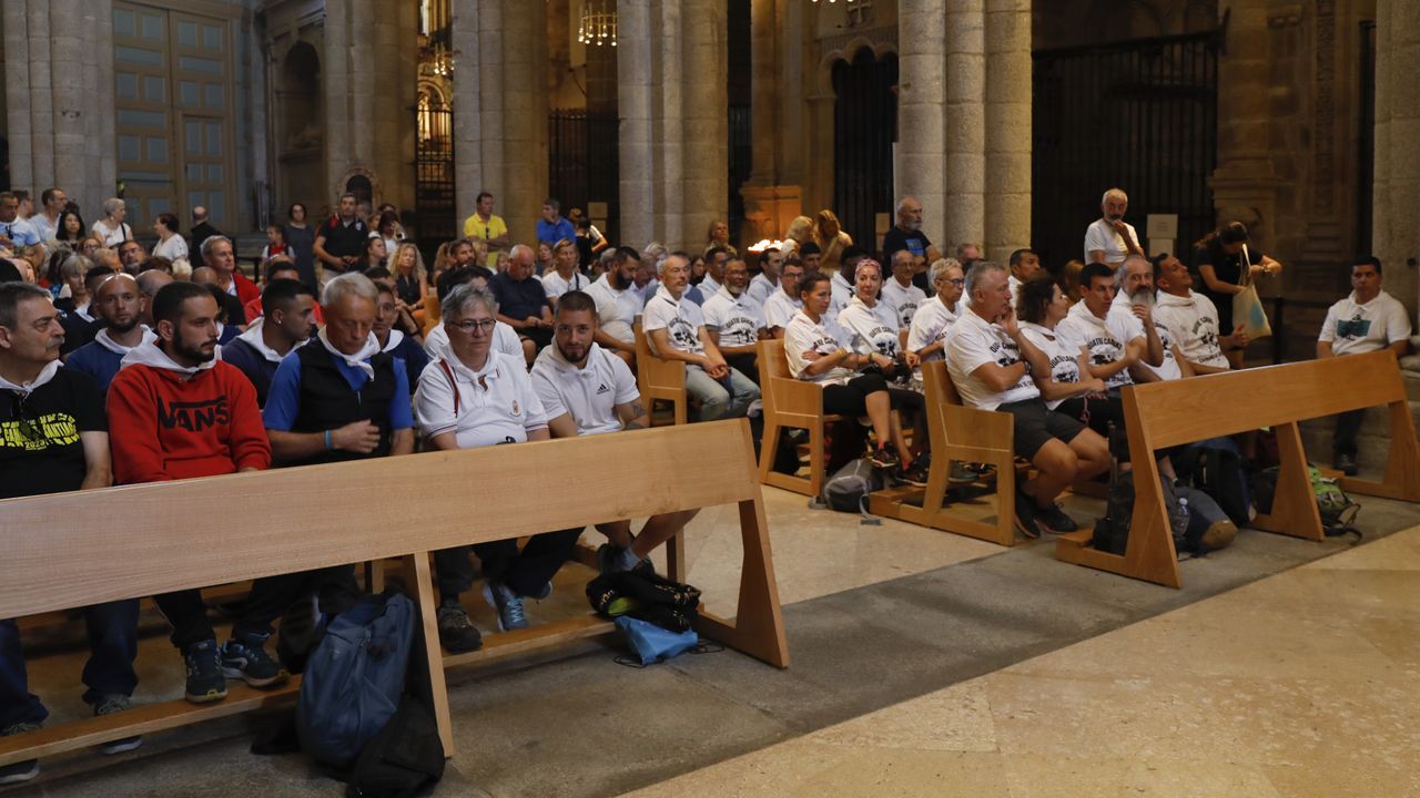 Un peregrino de Corea del Sur pasa por delante de la Catedral con una bandera de su pa�s