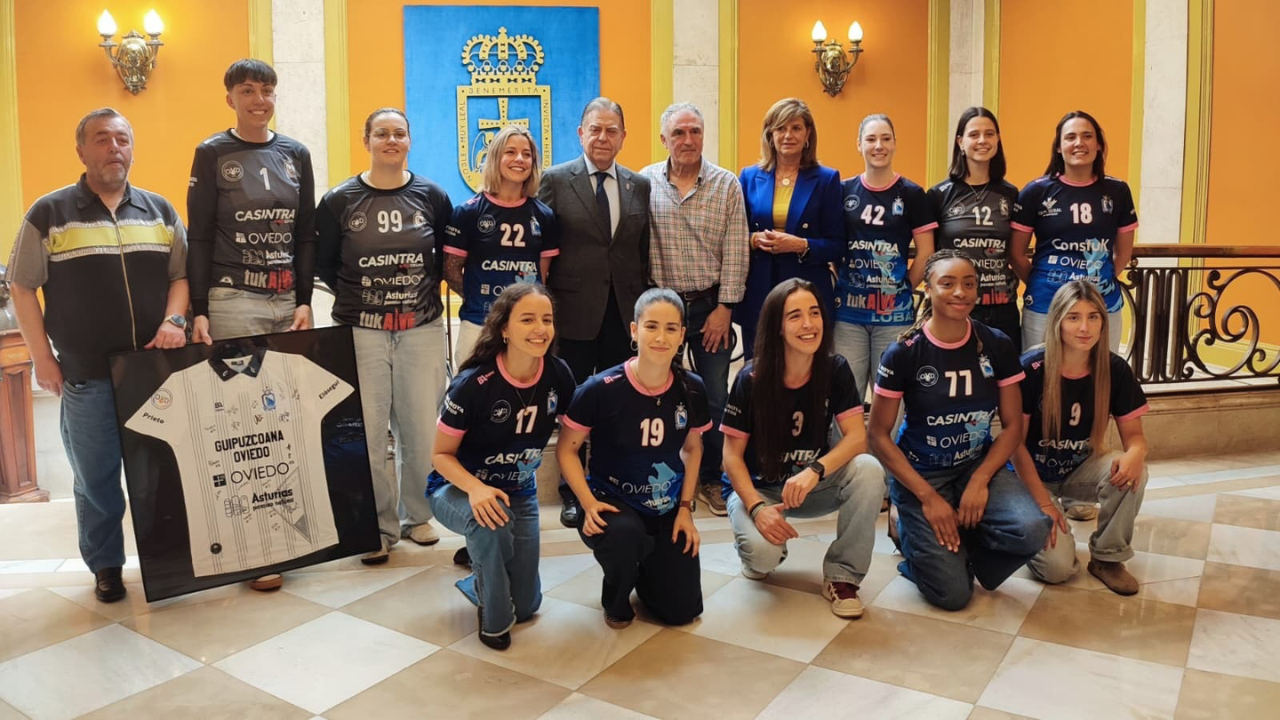 MartiLazaroChloeLaisne.Las jugadoras del Lobas Global Atac, recibidas por el alcalde de Oviedo, Alfredo Canteli, y la concejala de Deportes, Concepci�n M�ndez