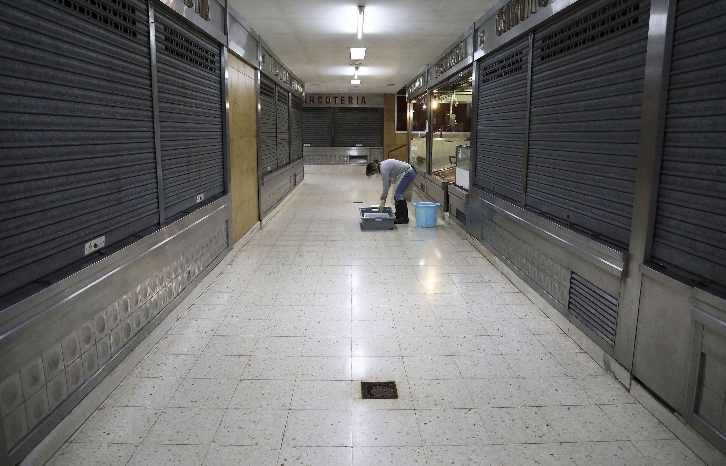 La Plaza del Ensanche en Santiago desierta, con la mayora de puestos de venta cerrados. Al efecto de las grandes superficies se suma un ao de pandemia que pone ms difcil si cabe la recuperacin de las plazas. 22/04/2021