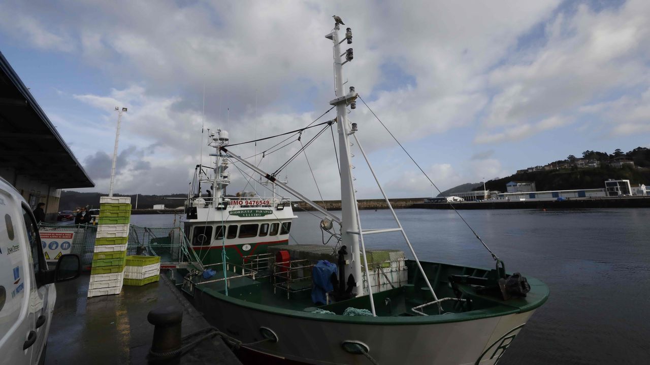 El pesquero se aprovisionaba y alistaba en Celeiro para regresar al mar