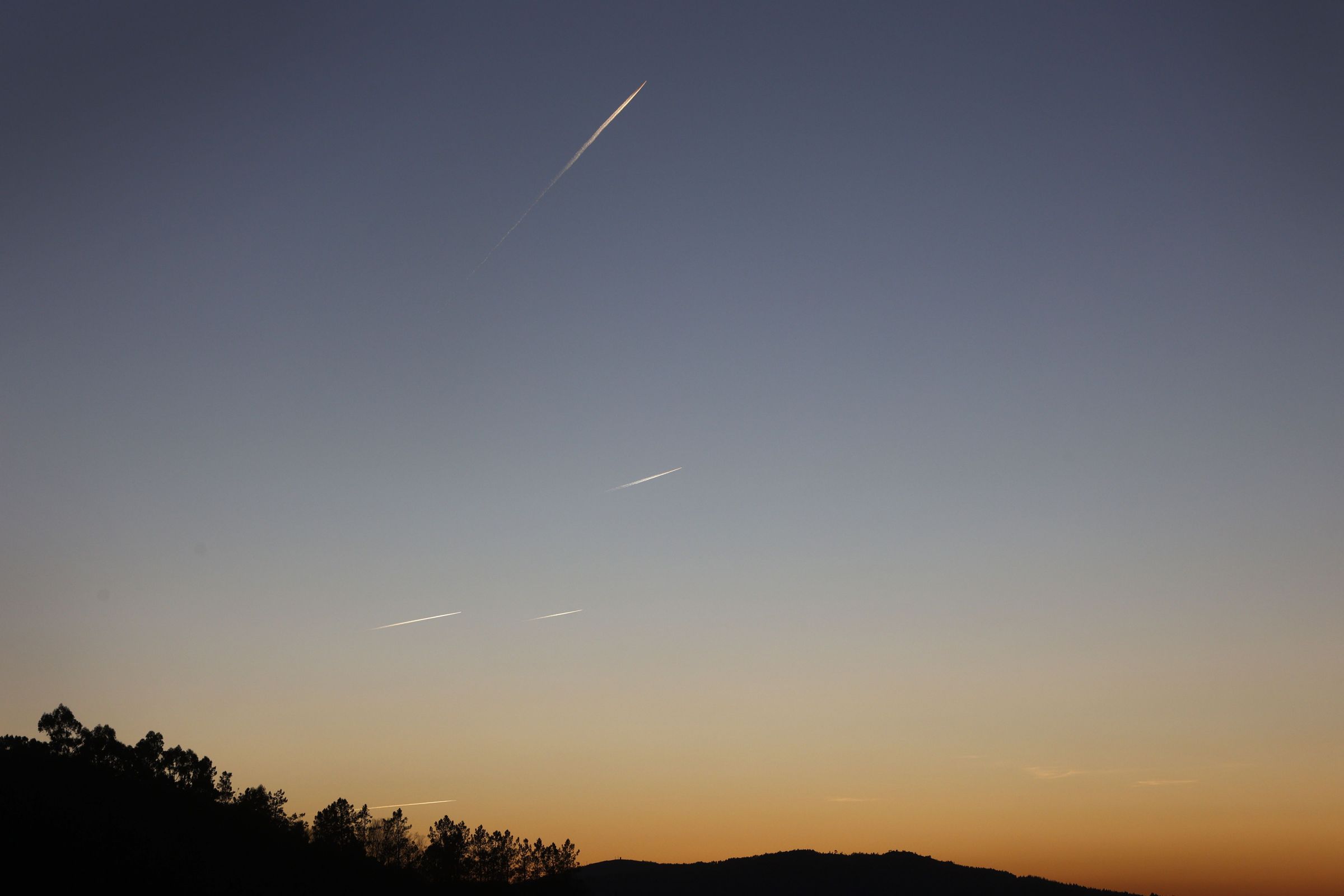 Estelas dos avi�ns nun amencer sen nubes. 15/01/2025