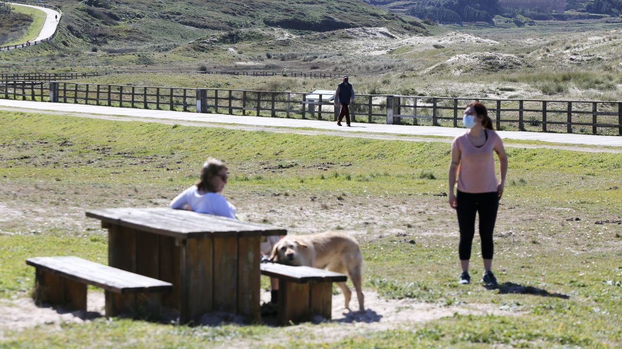 Los tablones de madera en mal estado se van a cambiar con la obra proyectada por el Concello