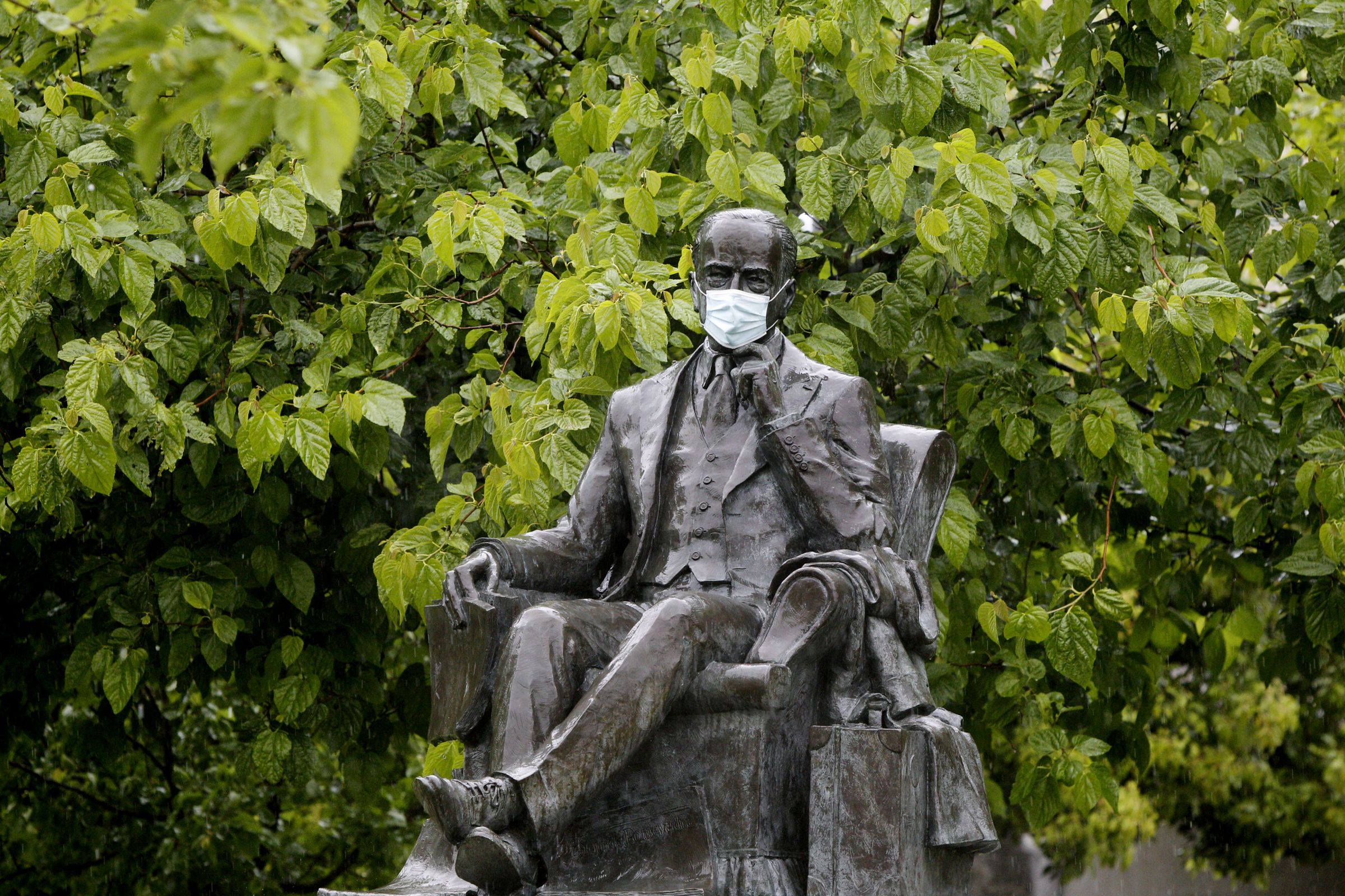 La escultura del escritor vilanovs, Julio Camba, luce mascarilla dando ejemplo a sus vecinos. Vilanova pasaba ese mismo lunes a alerta mxima. 16/04/2021