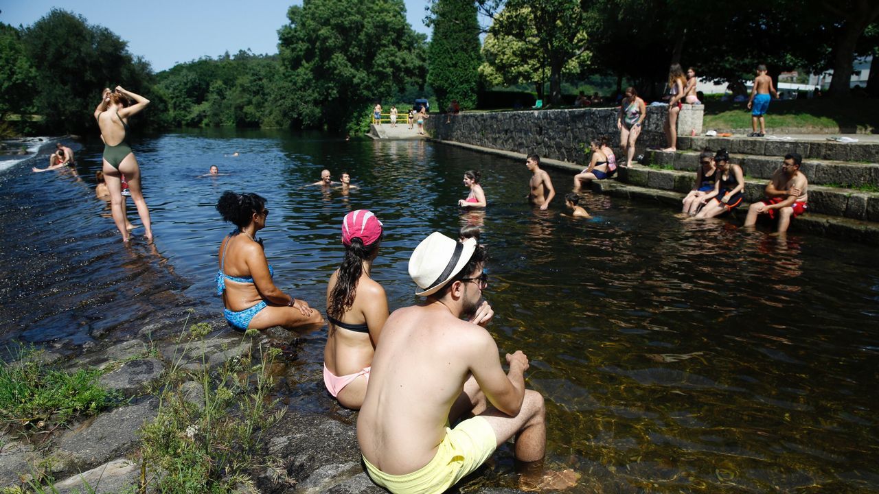 Bañistas en la playa fluvial de Tapia