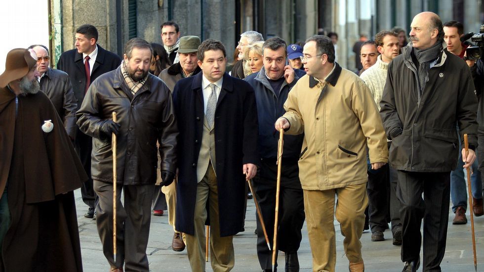 De izquierda a derecha, López Orozco, Paco Vázquez, Fernádez Lores, Corina Porro, Juan Juncal, Bugallo y Manuel Cabezas. Alcaldes de las siete ciudades gallegas en el 2004.