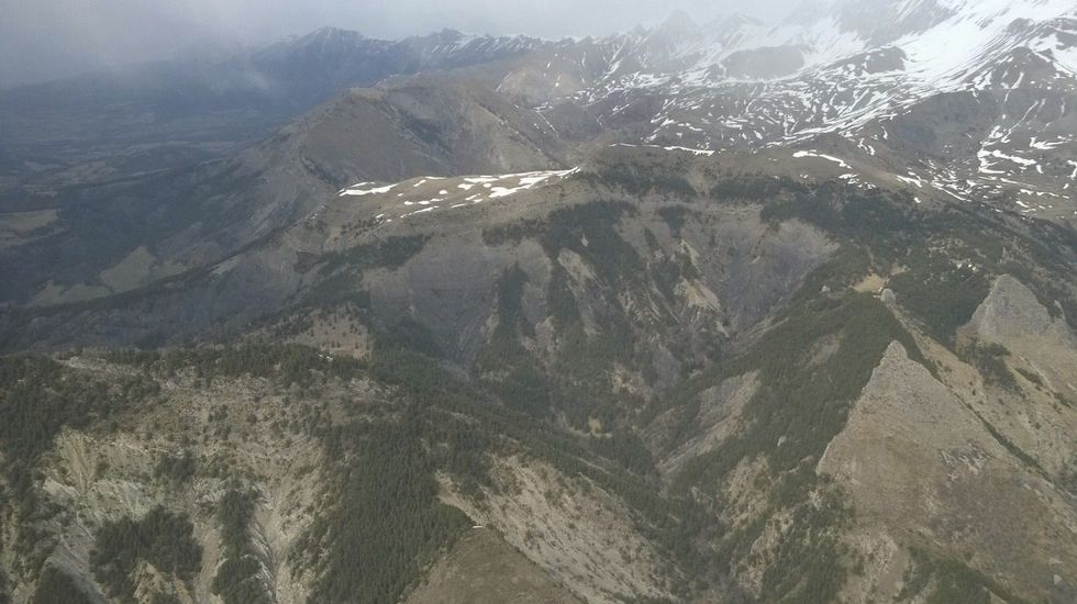 Aspecto de la zona donde se precipitó el Airbus A320, con los restos del avión desperdigados en un área muy amplia y de difícil acceso