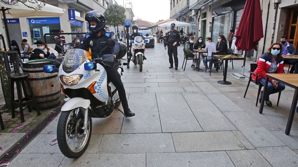 La policía controla que se cumplan las normas Covid en las terrazas