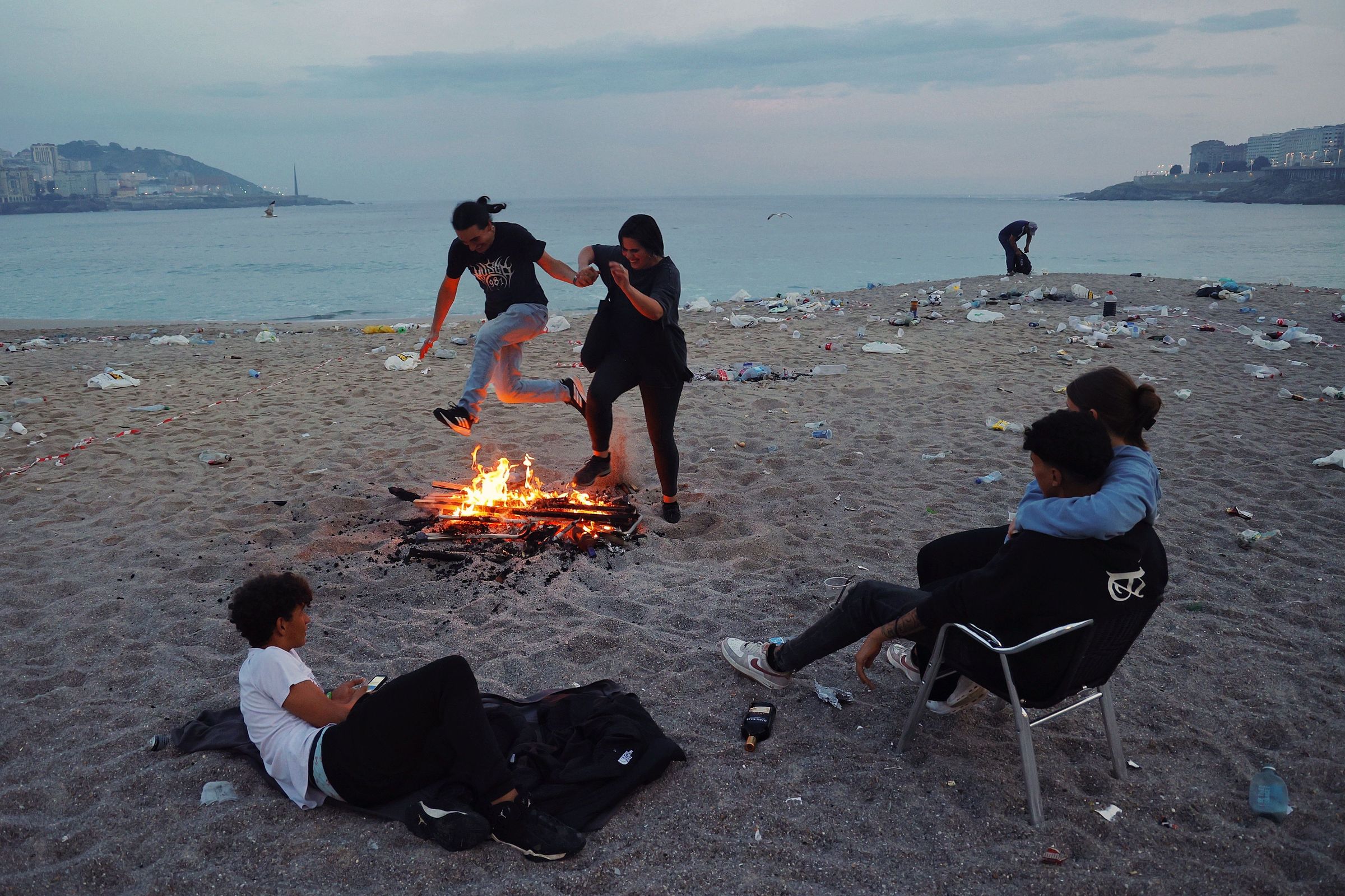 Amanecida na praia do Orzn despois dunha gran noite de San Xon. 24/06/2025