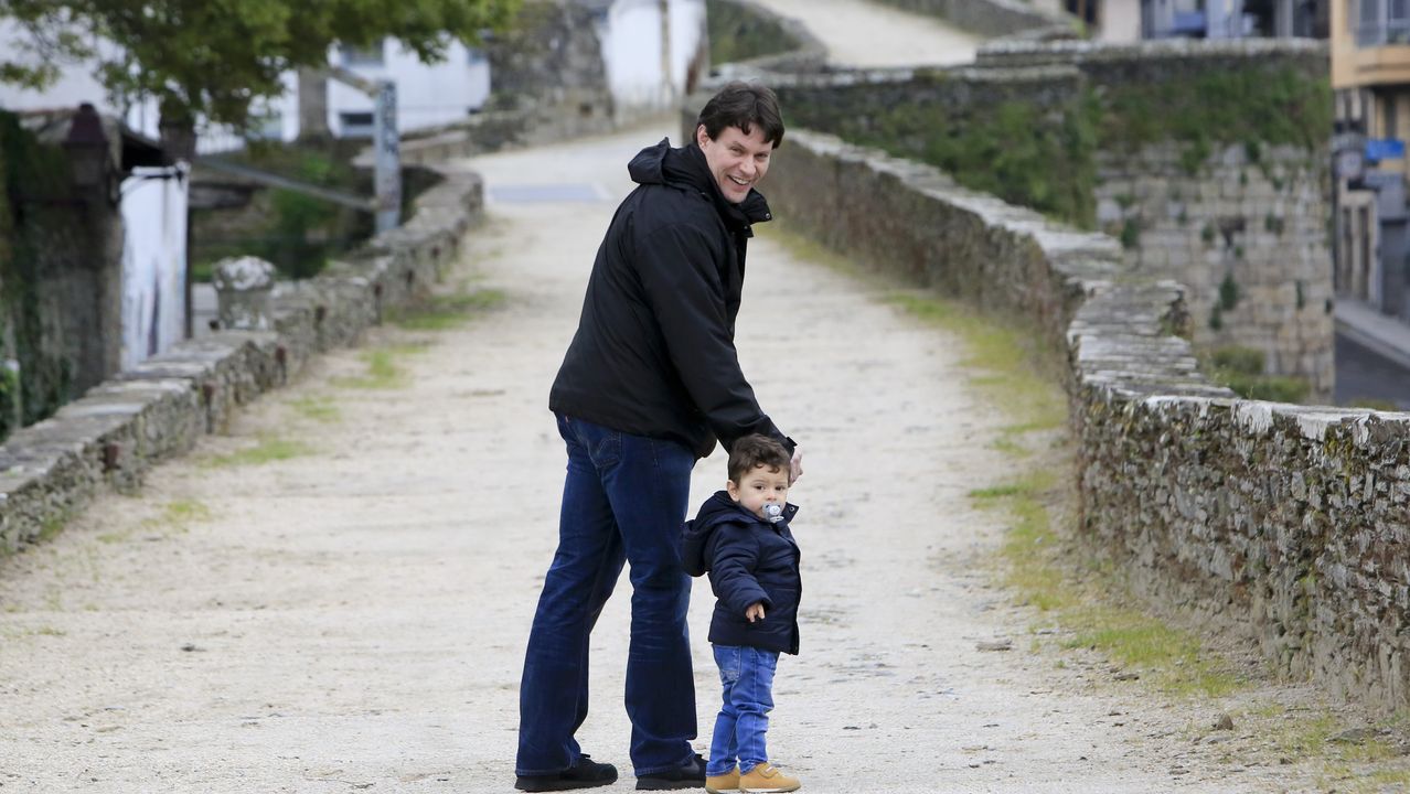 Héctor, con su padre por la Muralla