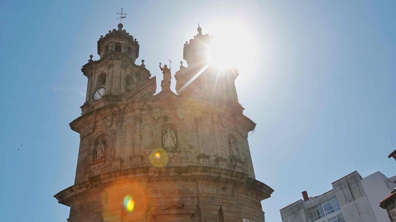 En Pontevedra, varios turistas miran el eclipse