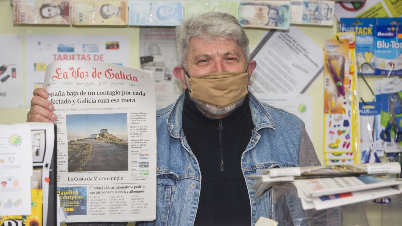 Enlos kioscos de Carballo se protegen con mascarillas