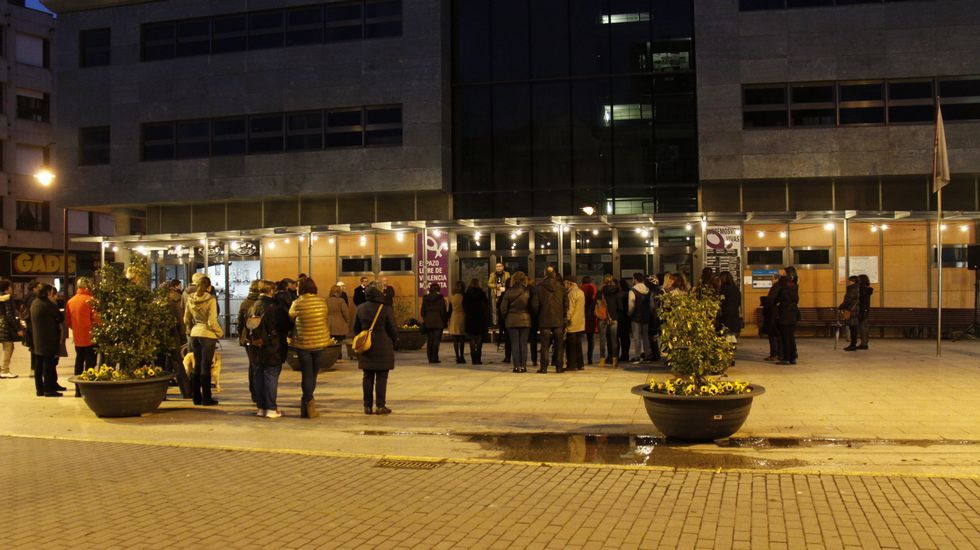 25n.La concentración en O Barco de Valdeorras incluyó una obra de teatro sobre la violencia de género a cargo de Gargallada