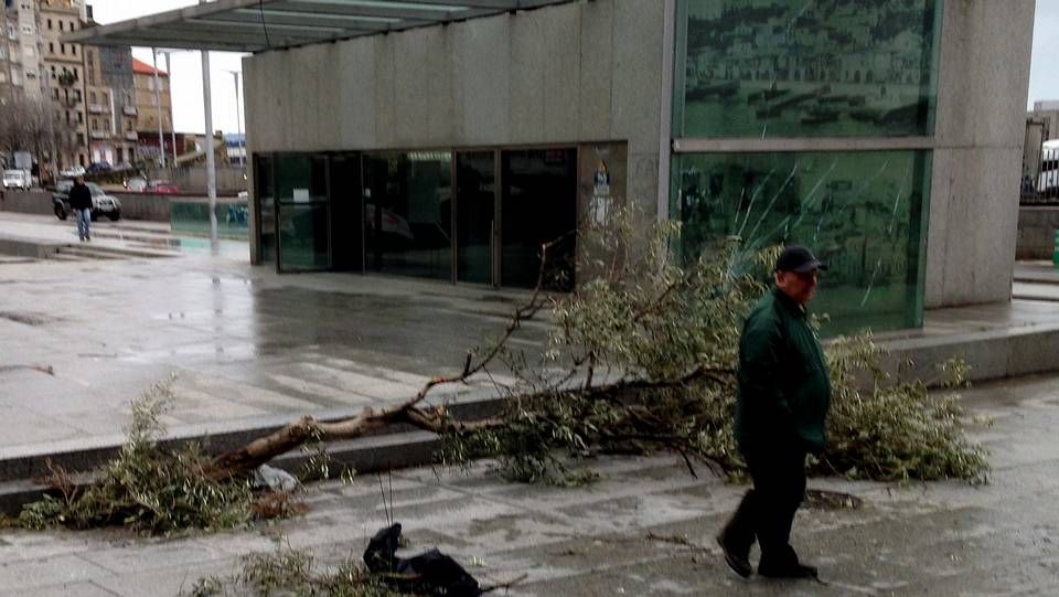 Carballo XXL.Temporal en la playa de A Frouxeira, en Valdoviño