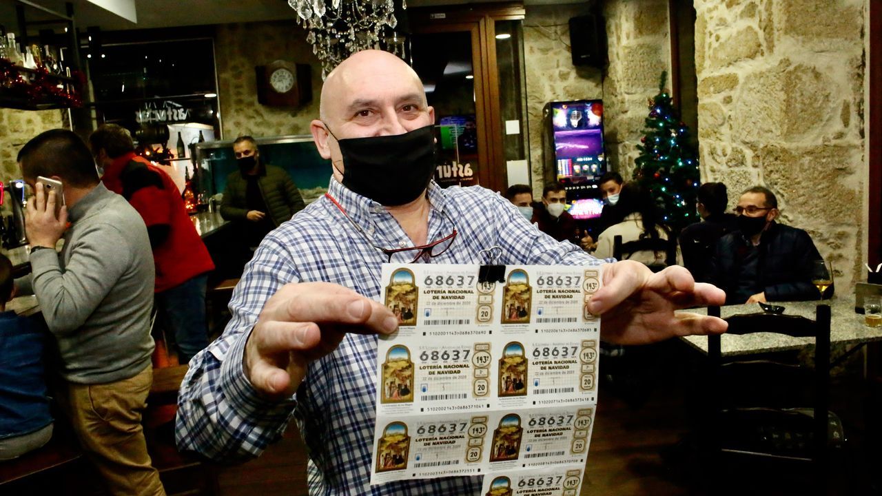El 86986, un quinto premio, muy repartido por Galicia.El hostelero Cristóbal Canoura, mostrando los décimos días antes del sorteo navideño
