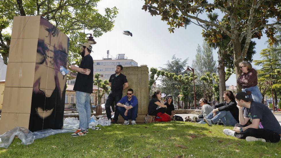 Taller del artista Sekone, sobre realismo, en el jardín municipal