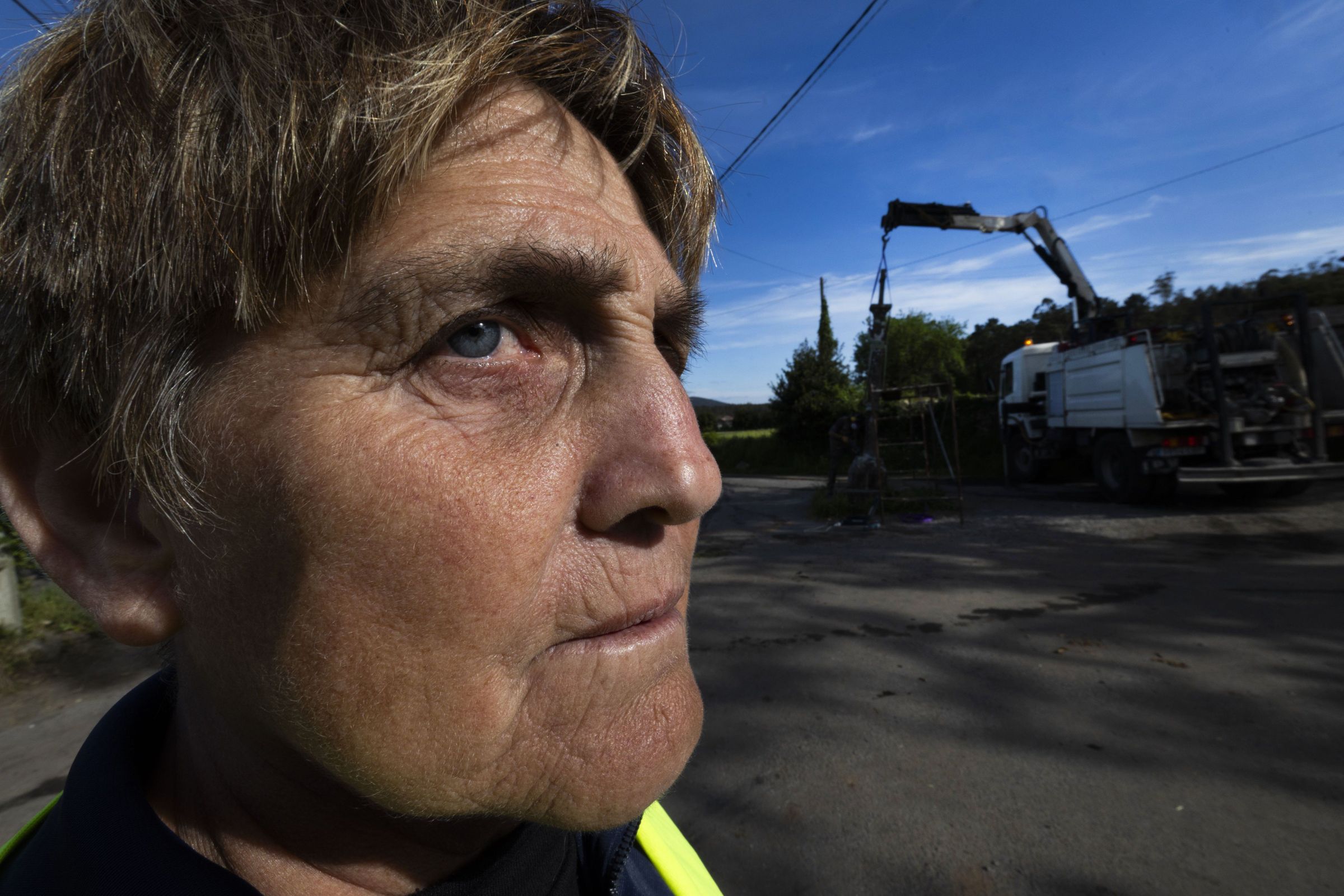 Consuelo, membro de protecci�n civil participou nas labores de recolocaci�n de un cruceiro en Vimianzo. 24/04/2024