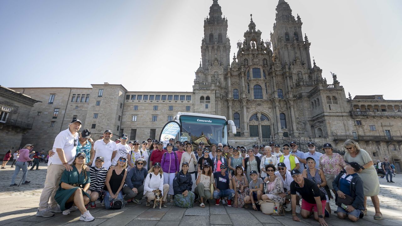 Llegada de seis afectados de ELA a la plaza del Obradoiro.Los autocaravanistas se hicieron la foto de familia frente a la Catedral de Santiago