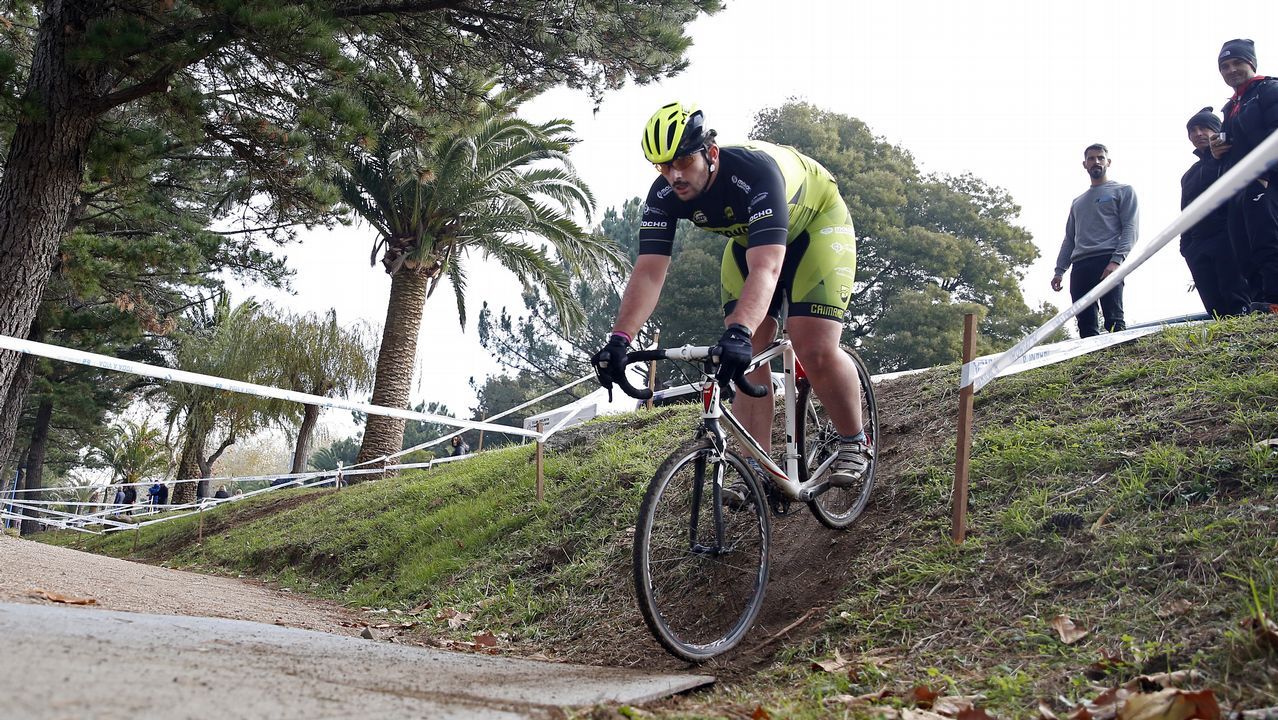 Prueba de Ciclocrós en el Pinar del paseo martítimo de Praia Xardín.