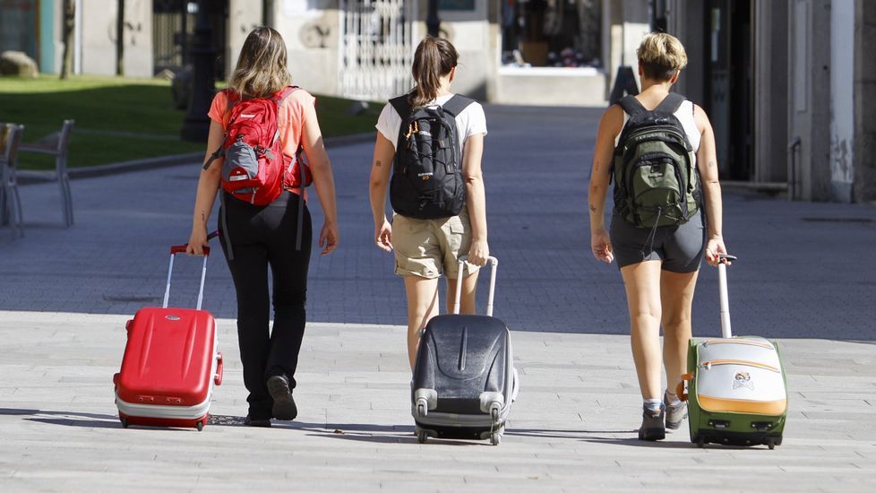 Escuela de Asturian�a.La escultura 'La madre del emigrante', en Gij�n