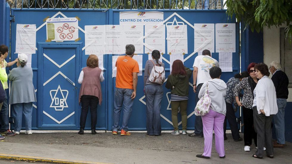 La esposa de Leopoldo López, Lilian Tintori, votando en Caracas.