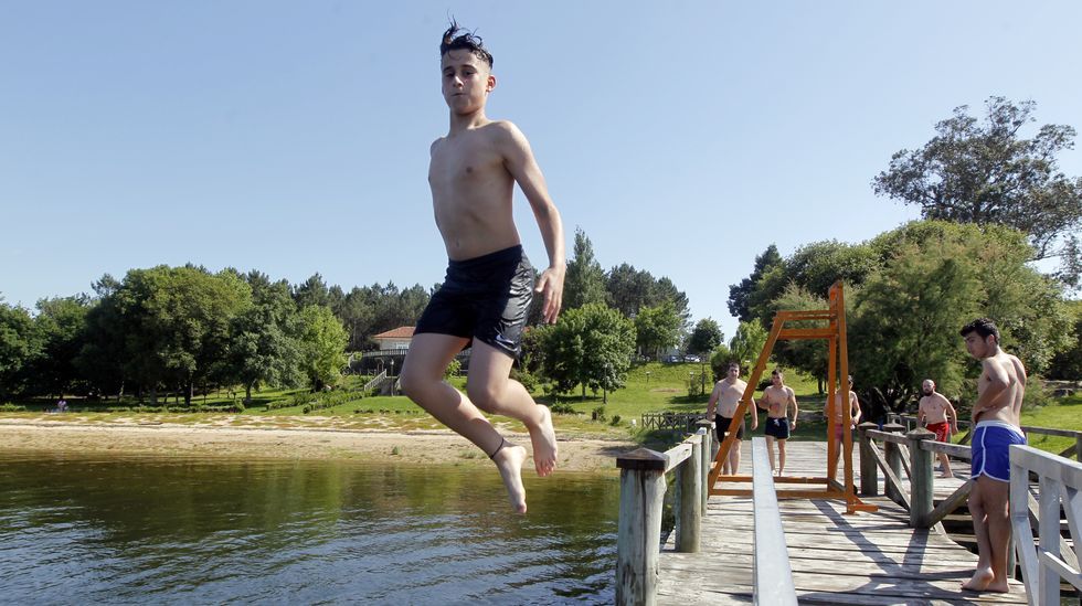 Primer baño del año en la playa fluvial de Valga