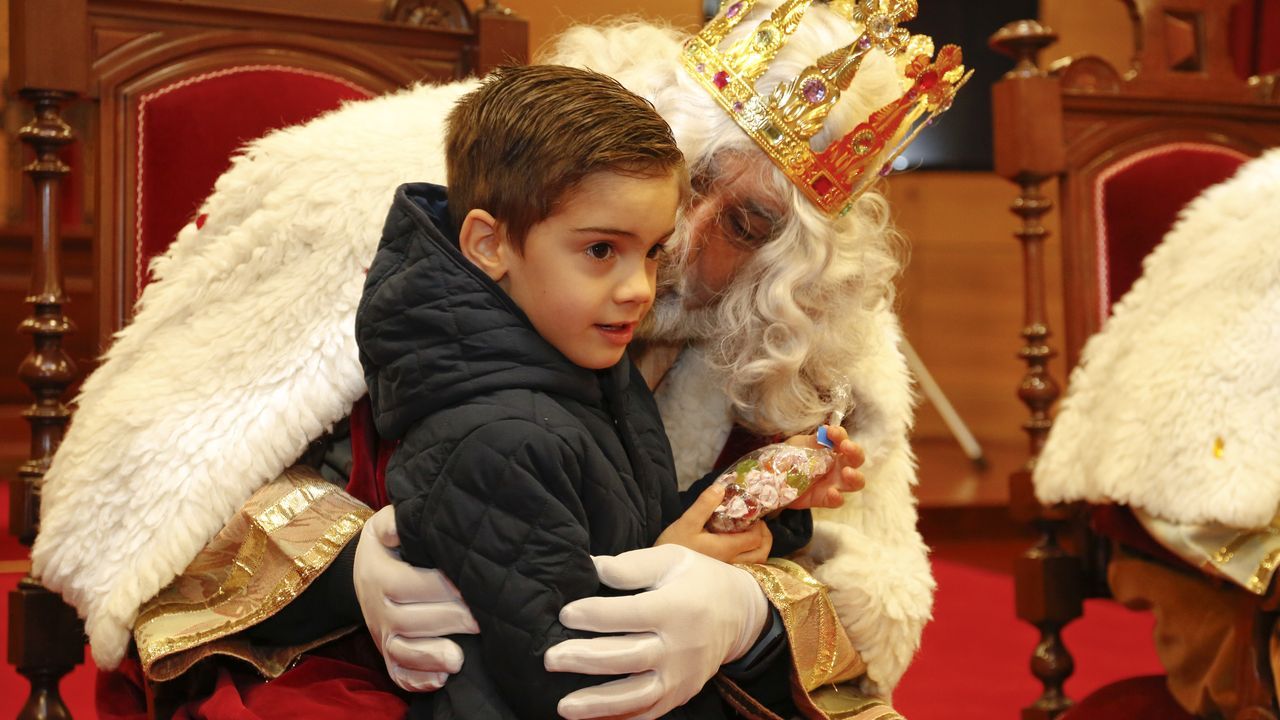 Eduardo posando con la guardia pretoriana que ha logrado que los Reyes cumplan su sueño después de una década pidiendo un ordenador